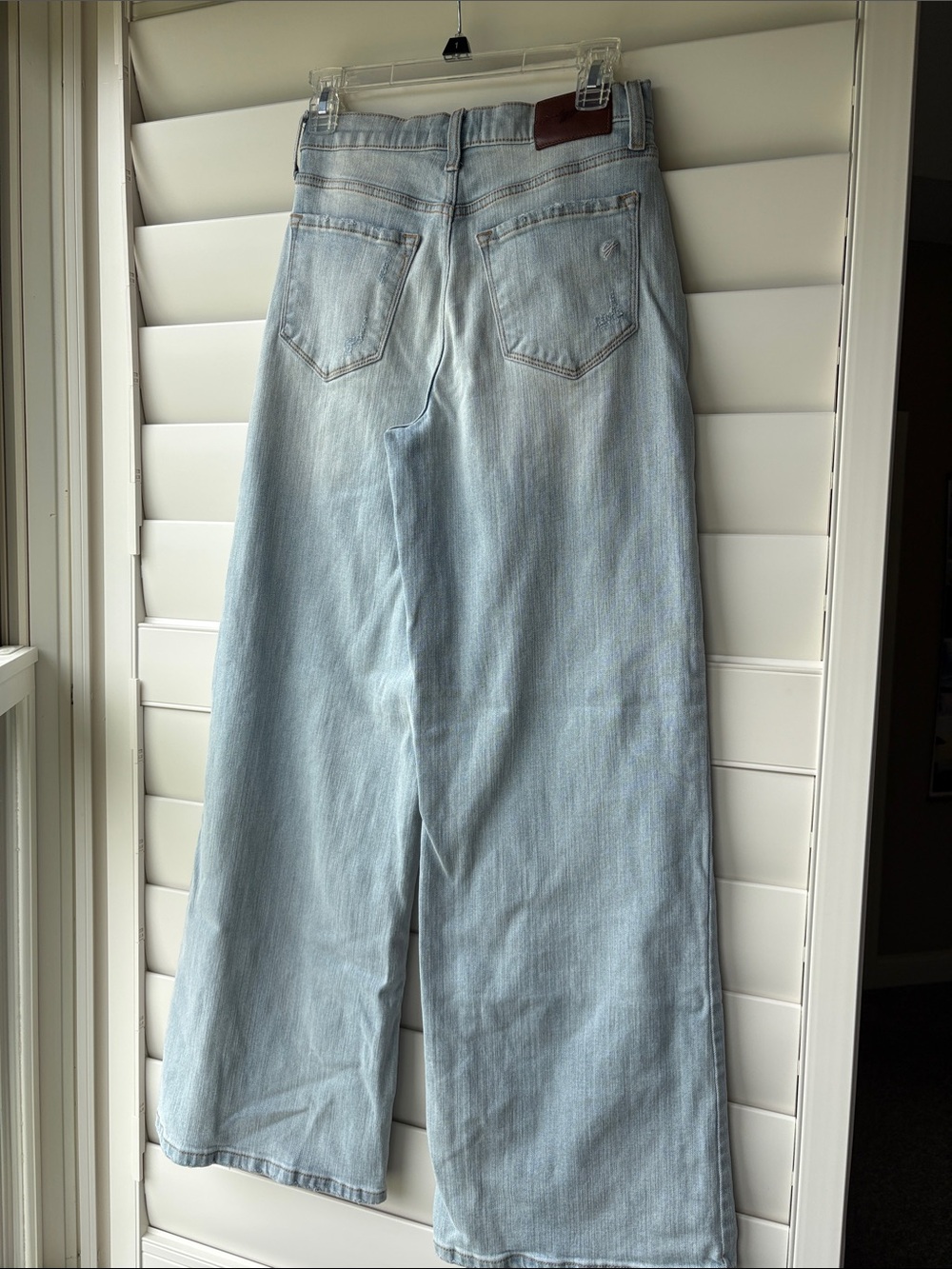 Carly Jean Los Angeles Holland Wide-Leg Jeans in light slightly distressed wash - Picture 3 of 8